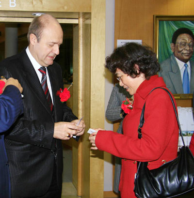 �F��и����L���tŮʿ�c���H����(li��n)�ϕ���ϯ���Q��Ƭ