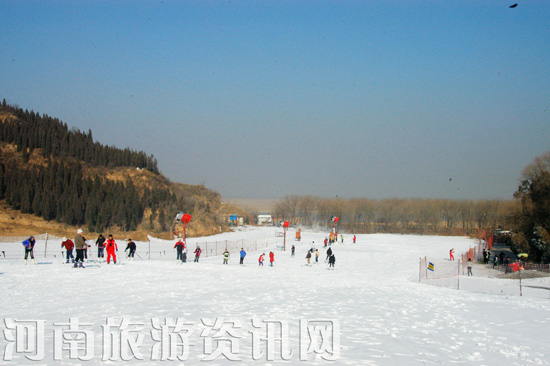 �һ������B(t��i)��ѩ��(ch��ng)���ʈDƬչ