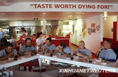 美 心臟病燒烤 餐廳 食客 穿病人服 享受美食