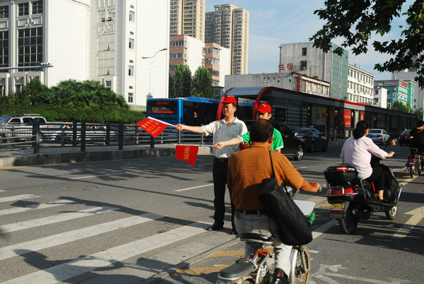 珍愛生命 莫闖紅燈——鄭州市旅游局志愿者服務(wù)隊走上街頭宣傳