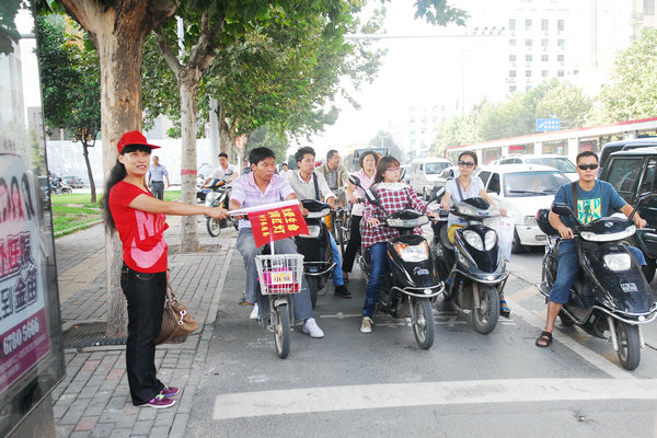 珍愛生命 莫闖紅燈——鄭州市旅游局志愿者服務(wù)隊走上街頭宣傳