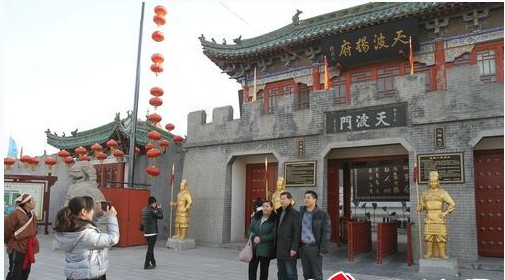 開封:冬日嚴(yán)寒不擋游客游園熱情