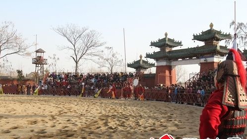 開封:冬日嚴(yán)寒不擋游客游園熱情