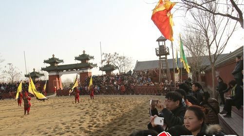 開封:冬日嚴(yán)寒不擋游客游園熱情