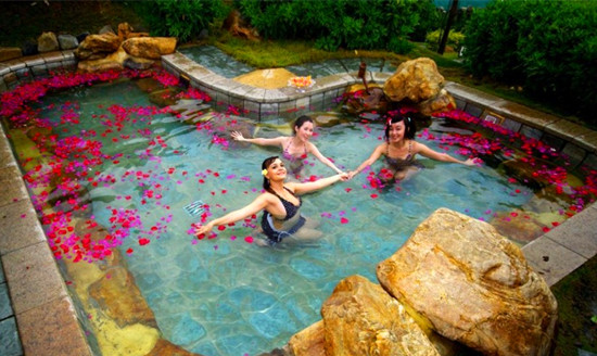 ��Ȫ��ɫ����ɽ�_�µ�ԭʼҰȤ