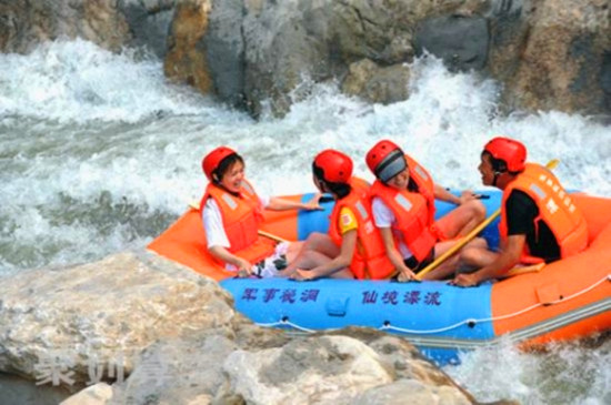 ��ɏɽ����̫�����һ�K̎Ů�أ���ɏɽ�{��Ư������̫����ˮ��һƯ�����߽M���˽�������e�^�ı�����ˮ�ٵ�����ɏɽ��ƽ���ض�20�����ң�������������o����Ϫ����ɽ�g�g����Ȫˮ�ڍ{�ȵ������ٲ��������w������������