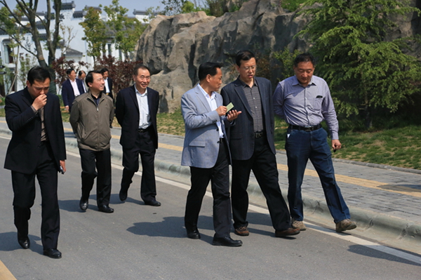 �v�R����ί����ӛ�ZӢ�����(du��)�����Ͼ��н����^(q��)���ߴ��^(q��)�l(xi��ng)������