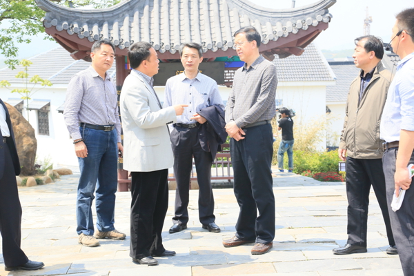 �v�R����ί����ӛ�ZӢ�����(du��)�����Ͼ��н����^(q��)���ߴ��^(q��)�l(xi��ng)������