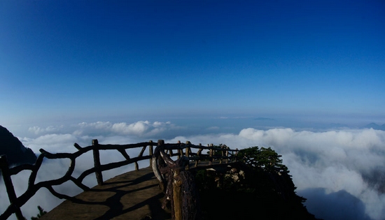 駐馬店旅游協(xié)會旅行社分會組織旅行社赴天堂寨風(fēng)景區(qū)考察